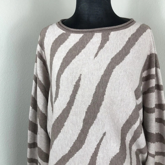 2/$30 TAHARI Sweater Size Medium Zebra Print Wool Blend Tan Brown Crewneck - Picture 5 of 16